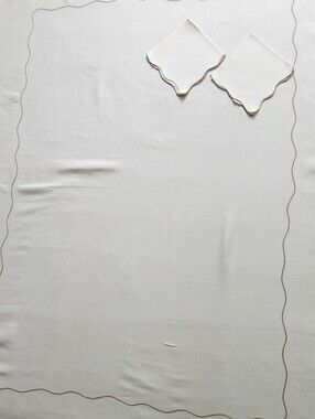ELEGANT IVORY LINEN SCALLOPED EDGE TABLECLOTH AND 2 NAPKINS